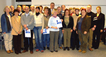 Das Foto zeigt die Kursteilnehmerinnen und -teilnehmer bei einem Gruppenfoto nach Beendigung des Kurses Das Foto zeigt die Kursteilnehmerinnen und -teilnehmer bei einem Gruppenfoto nach Beendigung des Kurses