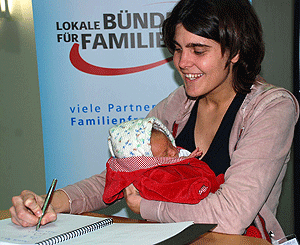 Die kleine Mina und ihre Mutter Indra Wlodarek, Hebamme aus Gummersbach, unterstützen das Familienbündnis.