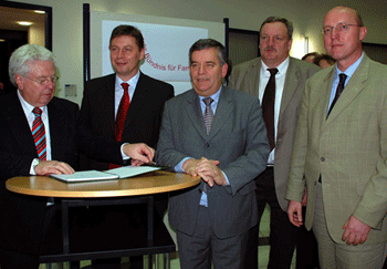 Landrat Hagen Jobi (M.), seine beiden Stellvertreter Hans-Otto Gries (2.v.r.) und Rolf Schäfer (l.) unterzeichneten genauso wie Dr. Hans Christian Marenbach von der Hückeswagener Firma Pflitsch und dem Landtagsabgeordneten Bodo Löttgen im Bündnisbuch.