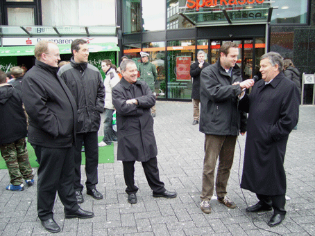 v.l.: Stefan Merten, Geschäftsführer der Naturarena, Mathias Härchen, stellvertretender Leiter der IHK Köln/Zweigstelle Oberberg,Theo Boxberg, Geschäftsführer Naturarena, Moderator Dirk Hartmann und Landrat Hagen Jobi im Gespräch über die Künste des Landrates als Torhüter.