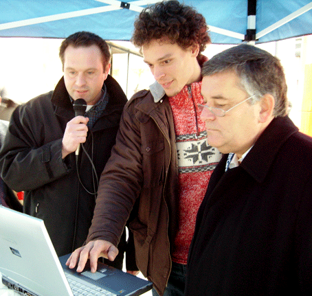v.l.: Moderator Dirk Hartmann, VfL-Handballer Frank von Behren und Landrat Hagen Jobi schauen sich das neue Internetangebot www.oberberg-wmm2006.de an. v.l.: Moderator Dirk Hartmann, VfL-Handballer Frank von Behren und Landrat Hagen Jobi schauen sich das neue Internetangebot www.oberberg-wmm2006.de an.