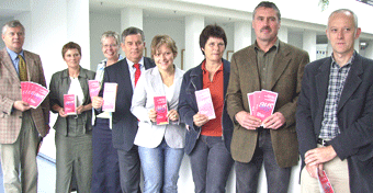 Das Foto zeigt v.l.n.r.: Kreisgesundheitsdezernent Dr. Jorg Nürmberger, Ulrike Bleicker (Schulamt Oberbergischer Kreis), Waltraud Pütz (Esperanza), Landrat Hagen Jobi, Ulrike Helle (Projektkoordinatorin Kreisjugendamt), Iris Chromow (AWO), Alfred Bonner (Opferschutzbeauftragter Kreispolizeibehörde) und Hartmut Steiner (Stadtjugendamt Gummersbach)