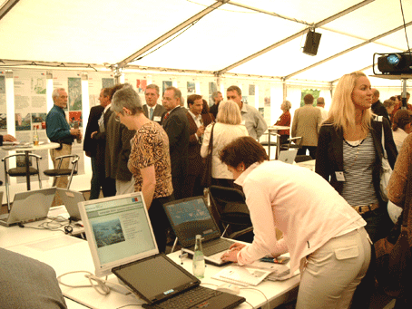 Das Foto zeigt den Projektmarkt, auf dem rund 40 Regionale-2010-Projekte präsentiert wurden. Das Foto zeigt den Projektmarkt, auf dem rund 40 Regionale-2010-Projekte präsentiert wurden.