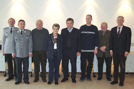 Das Foto zeigt v.l.n.r. Oberstleutnant d.R. Hans-Peter Weyers, Stabsunteroffizier d.R. Peter Birkner, Günter Weißbrodt, Ute Koller, Landrat Hagen Jobi, Jürgen Baldsiefen, Herbert Köster, Johannes Riegel