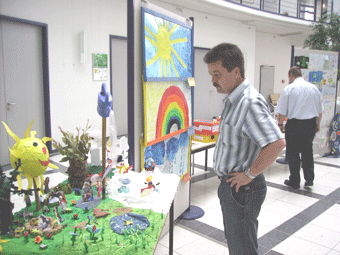 Ein Besucher betrachtet sich eingereichte ausstellungsstücke im Foyer des Kreishauses in Gummersbach Ein Besucher betrachtet sich eingereichte ausstellungsstücke im Foyer des Kreishauses in Gummersbach