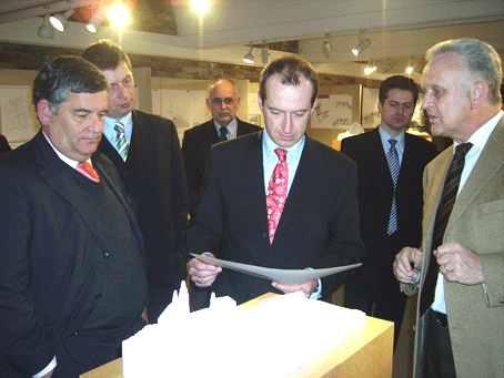 Das Foto zeigt v.l.n.r. Landrat Hagen Jobi, Landtagsabgeordneter Bodo Löttgen, Kreiskulturdezernent Werner Krüger Minister Oliver Wittke, Technischer Beigeordneter der Stadt Gummersbach Ulrich Stücker, Kreisbaudezernent Volker Dürr bei der Vorstellung des Entwurfs zur Erweiterung von Schloss Homburg