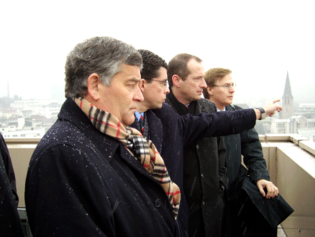 Das Foto zeigt v.l.n.r. Landrat Hagen Jobi, Bürgermeister Frank Helmenstein, Minister Oliver Wittke, Landtagsabgeordneter Peter Biesenbach beim Blick über das ehemalige Steinmüller-Gelände in Gummersbach