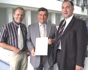 Bild zeigt Dr. Posth, Landrat Jobi und Andreas Orru bei der Übergabe der Urkunde Bild zeigt Dr. Posth, Landrat Jobi und Andreas Orru bei der Übergabe der Urkunde