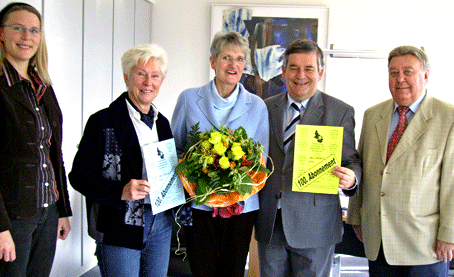 Das Foto zeigt Landrat Hagen Jobi die unter dem Foto aufgeführten Personen bei der Übergabe des 100. Konzert-Abos im Dienstzimmer des Landrates