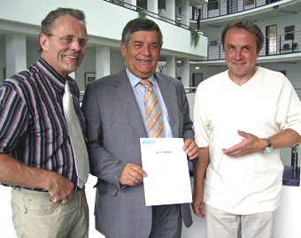Auf dem Foto sehen Sie Dr. Michael Posth, Leiter der KVHS, Landrat Hagen Jobi und Joachim Scholz Auf dem Foto sehen Sie Dr. Michael Posth, Leiter der KVHS, Landrat Hagen Jobi und Joachim Scholz