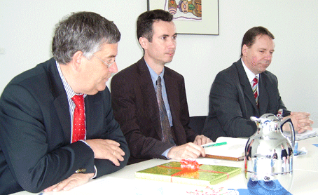 Das Foto zeigt von links nach rechts Landrat Hagen Jobi, Dr. Martin Klein und den Allgemeinen Vertreter des Landrates, Jochen Hagt, während der Eintragung von Dr. Klein in das Gästebuch des Oberbergischen Kreises im Kreishaus Das Foto zeigt von links nach rechts Landrat Hagen Jobi, Dr. Martin Klein und den Allgemeinen Vertreter des Landrates, Jochen Hagt, während der Eintragung von Dr. Klein in das Gästebuch des Oberbergischen Kreises im Kreishaus