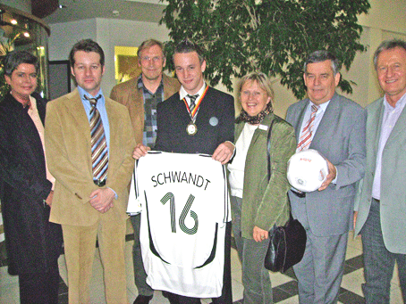 Mit dem Original-Trikot und der Bronze-Medaille brachte Nationalspieler Patrick Schwandt (Mitte) WM-Atmosphäre ins Kreishaus. WM-Botschafter Friedhelm-Julius Beucher, Landrat Hagen Jobi, Helma Irle, Hugo Krakau, Jürgen Roth und Brigitte Kappenstein (v.r.) gratulierten dem 16-Jährigen.