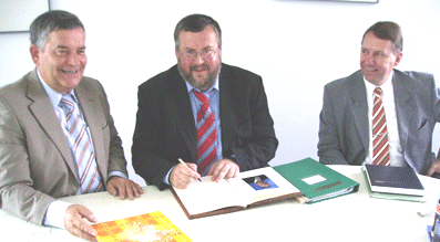 Das Bild zeigt von links nach rechts: Landrat Hagen Jobi, Staatssekretär Karl-Peter Brendel und den Allgemeinen Vertreter Jochen Hagt Das Bild zeigt von links nach rechts: Landrat Hagen Jobi, Staatssekretär Karl-Peter Brendel und den Allgemeinen Vertreter Jochen Hagt