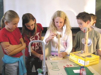 Schülerinnen und Schüler der Klasse 5b des Wüllenweber-Gymnasiums Bergneustadt bei der Präsentation ihrer Projekte
