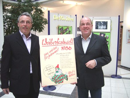 Das Foto zeigt links den Vorsitzenden des Personalrates der Kreisverwaltung Bruno Zenker und den 1. stellvertretenden Vorsitzenden Wilfried Holberg nach der Ausstellungseröffnung im Kreishausfoyer mit dem Sessionsplakat von 1986 Das Foto zeigt links den Vorsitzenden des Personalrates der Kreisverwaltung Bruno Zenker und den 1. stellvertretenden Vorsitzenden Wilfried Holberg nach der Ausstellungseröffnung im Kreishausfoyer mit dem Sessionsplakat von 1986