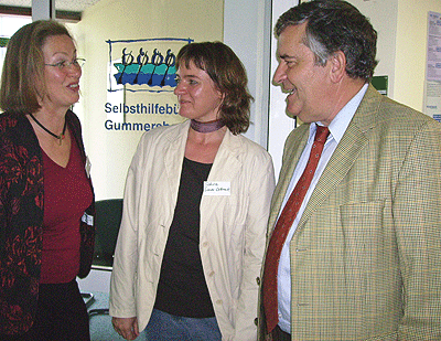 Das Foto zeigt Renate Reccius, Sabine Simon-Ostbomk und Landrat Hagen Jobi, wie sie sich freuen, dass die Türen für das neue Selbsthilfebüro im Gesundheitsamt geöffnet sind. Das Foto zeigt Renate Reccius, Sabine Simon-Ostbomk und Landrat Hagen Jobi, wie sie sich freuen, dass die Türen für das neue Selbsthilfebüro im Gesundheitsamt geöffnet sind.
