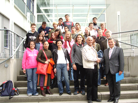 Das Bild zeigt vorne rechts Landrat Hagen Jobi und Moshe David, dahinter die Schüler aus dem Landkreis Matte Yehuda beim Besuch des Kreishauses in Gummersbach.