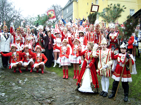 Das Foto zeigt die Tollitäten vor dem Schloss beim Gruppenfoto