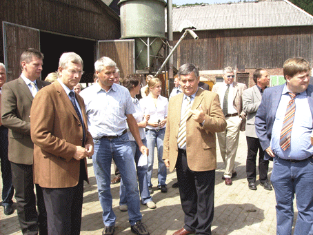 NRW-Umweltminister Uhlenberg auf dem Hof von Hans Stöcker