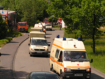 Das Bild zeigt Rettungsfahrzeuge