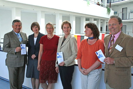 Landrat Hagen Jobi gab heute mit Hilke Muselmann (Goethe-Institut), Anja Böddecker (Kindergartenleiterin), Renée Scheer (KVHS), Sabine Simon-Ostbomk (KVHS) und Dr. Michael Posth (Leiter KVHS) den Startschuss für das Pilotprojekt "Kinder lernen anders". (Foto: OBK)