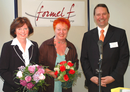 Wirtschaftsdezernent Jochen Hagt und formel-f-Mitglied Gitta Quercia-Naumann (v.r.) hatten Hotel-Inhaberin Dagmar Lorenz eingeladen, die über ihre persönliche Formel zum Erfolg berichtete.(Foto: Weisshun-Hoffmann)