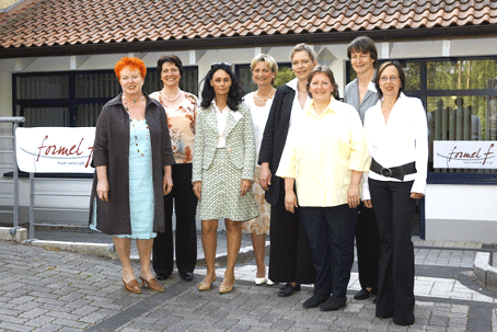 Das formel f-Team (v.l.): Gitta Quercia-Naumann (Tapas y Mas), Birgit Steuer (Wirtschaftsförderung OBK), Patricia Bäumer-Aiello (Faronetics GmbH), Bettina Oebser (Vin et Vivre), Martina Weisshun-Hoffmann (Berg. Presseservice), Helga Sauermann (Büro-Service), Anke Vetter (Internet-Schulung) und Lisa Blum (Büro für Design). Nicht im Bild, da hinter der Kamera, Sabine Koenig (Photodesign). (Foto: Koenig)