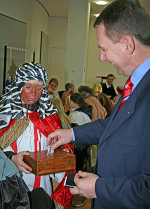 Auch Jochen Hagt füllte die Sammelbüchsen der Sternsinger und dankte ihnen für ihr Engagement. (Foto: OBK)