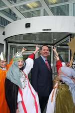 Jochen Hagt, Allgemeiner Vertreter des Landrats, begrüßt die Sternsinger vor dem Kreishaus.(Foto: OBK)