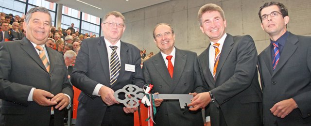 Drehen am Schlüssel zum Erfolg (v.l.): Landrat Hagen Jobi, Ferdinand Tiggemann (BLB), FH-Rektor Prof. Joachim Metzner, Minister Prof. Andreas Pinkwart und Bürgermeister Frank Helmenstein. (Foto: Oberbergischer Kreis)