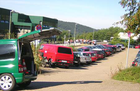 Aus dem grünen Wagen heraus kontrollieren die Geschwindigkeitsüberwacher des Kreises heute unter anderem den Verkehr an der Gesamtschule Derschlag. (Foto: OBK)