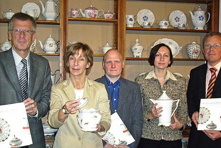 Foto v.l.: Bürgermeister Bernd Hombach, Museumsdirektorin Dr. Gudrun Sievers-Flägel, Volker Dick, Nadine Kriwoplas und Michael Welp präsentieren Porzellan der Firma Spitzer. (Foto: OBK) 