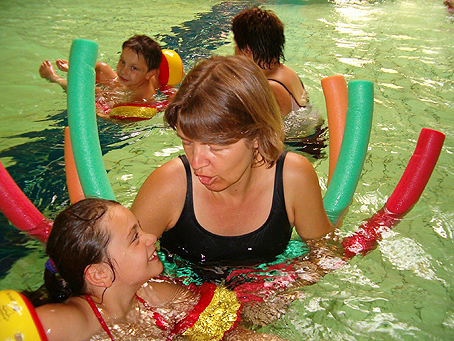 Gemeinsame Aktivitäten mit Kindern, wie zum Beispiel ein Nachmittag im Schwimmbad, tragen zu einer guten Bindung zwischen Eltern und Kindern bei. Hier ist es eine Therapeutin des Hauses früher Hilfen, die mit Kindern schwimmen geht. (Foto: Haus früher Hilfen) Gemeinsame Aktivitäten mit Kindern, wie zum Beispiel ein Nachmittag im Schwimmbad, tragen zu einer guten Bindung zwischen Eltern und Kindern bei. Hier ist es eine Therapeutin des Hauses früher Hilfen, die mit Kindern schwimmen geht. (Foto: Haus früher Hilfen)