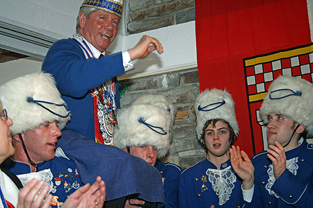 Karnevalstreffen auf Schloss Homburg - Axel Lang mit Garde (Foto: OBK)