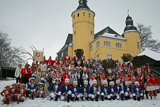 Karnevalstreffen auf Schloss Homburg - Gruppenfoto vor dem Schloss (Foto: OBK)