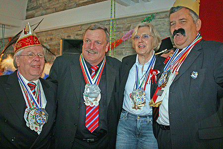 Karnevalstreffen auf Schloss Homburg - v.l.: schunkelnder Rolf Schäfer, Hans-Otto Gries, Ursula Mahler, Landrat Hagen Jobi  (Foto: OBK)
