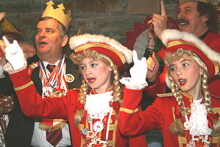 Karnevalstreffen auf Schloss Homburg - Landrat Hagen Jobi, Gardemädchen und Udo Landsberg singend. (Foto: OBK)