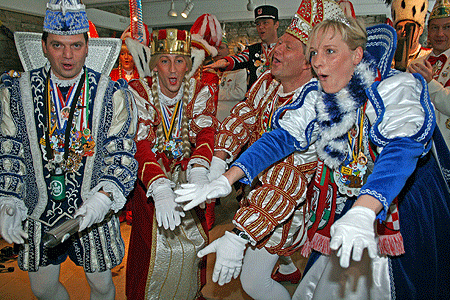 Karnevalstreffen auf Schloss Homburg - Singende und tanzende Dreigestirne (Foto: OBK)