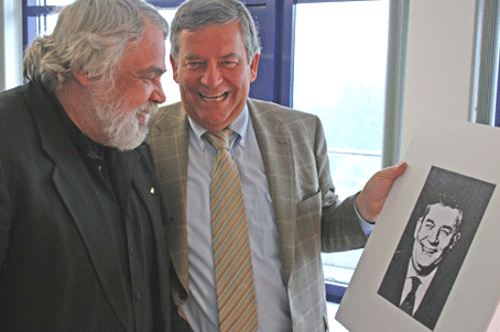 Sichtlich begeistert von seinem Porträt zeigte sich Landrat Hagen Jobi. Künstler Gerd Holaschke (l.) bedankte sich mit der Zeichnung für das Grußwort des Landrates in seinem neuen Buch "Holaschkes Skizzenbuch Wipperfürth". (Foto: OBK)