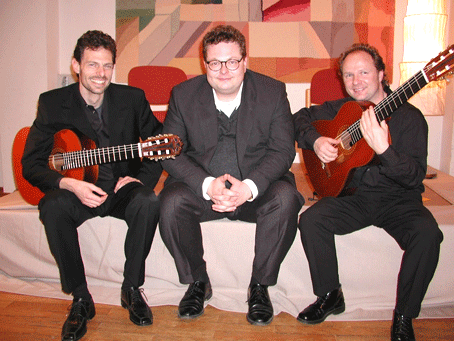 Das Foto zeigt das Duo Gruber & Maklar und in der Mitte den Sprecher beim Bayerischen Rundfunk Alex Dorow.