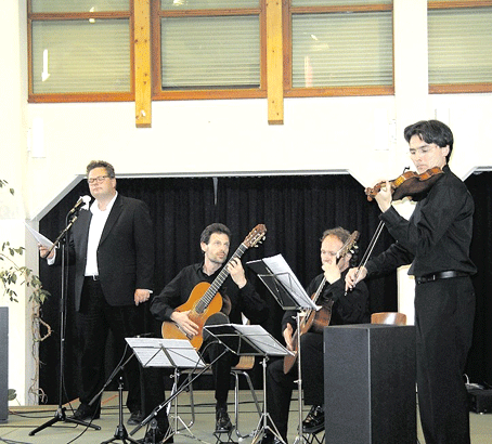Das Foto zeigt (linkgs) Alex Dorow, Sprecher beim Bayerischen Rundfunk, Key Thomas Märkl (rechts), Geiger im Symphonieorchester des Bayerischen Rundfunk und in der Mitte an den Gitarren das Duo Gruber & Maklar.
