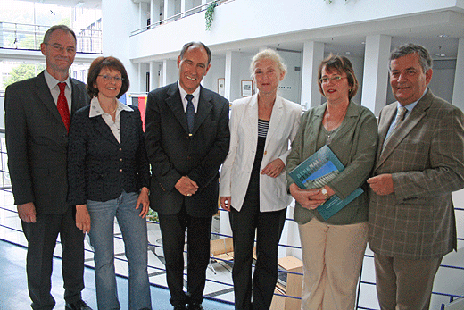 Landrat Hagen Jobi hieß die neue Schulrätin Gabriele Hufgard gemeinsam mit Birgitt Kreitz-Henn, Artur Broch, Angelika Freund und Jochen Hasenbach (v.l.) im Amt willkommen. (Foto: OBK)
