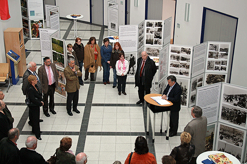 Das Foto zeigt Landrat Hagen Jobi als Vorsitzender des Volksbundes Deutsche Kriegsgräberfürsorge in Oberberg bei der Eröffnung der Ausstellung "Aus der Geschichte lernen" im Kreishaus. (Foto: OBK)