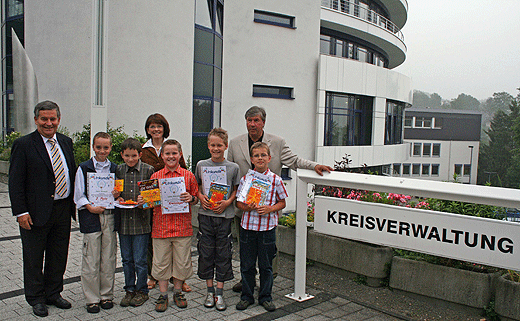 Foto: Landrat Hagen Jobi, Angelika Freund, und Dietmar Weller (h.v.l.) zeichneten Felix Bischoff (Denklingen), Janik Hembach (Kapellensüng), Kreissieger Lukas Broichhaus (Wipperfürth), Pascal Doß (Wiehl) und Jascha Fuge (Oberküppelberg) (v.v.l.) für ihre Rechenkünste aus. Jasmin Schreiber (Ründeroth) konnte wegen einer Klassenfahrt nicht teilnehmen. (Foto: OBK)