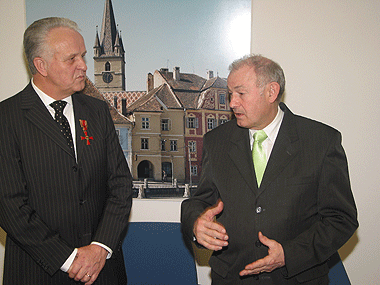 Das Foto, das uns die Bundeslandsmannschaft der Siebenbürger Sachsen zur Verfügung gestellt hat, zeigt Volker Dürr und Bayerns Innenminister Günther Beckstein im Gespräch.