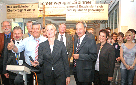 Dr. Markus Krause, Stefan Mies, Bernd Hombach, Hagen Jobi, Monika Lichtinghagen-Wirths, Frank Mäurer, Wolfang Oberbüscher und Kerstin Gipperich gaben mit Schülerinnen und Schülern der 10c des Grotenbach Gymnasiums den Startschuss für den Bunten Umwelttag 2007. (Foto: OBK) 