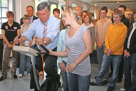 Gemäß dem Motto "Energie ... alles dreht sich um sie" trat Landrat Jobi kräftig in die Pedale.(Foto: OBK) 
