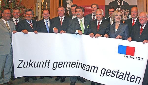 Gemeinsam wollen sie die Zukunft der Region gestalten: Oberbergs Landrat Hagen Jobi (3.v.l.) und seine Kolleginnen und Kollegen aus den drei Nachbarkreisen und den Städten Köln, Bonn und Leverkusen. (Foto: Oberbergischer Kreis)