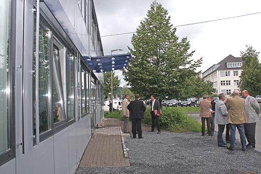 Foto: In unmittelbarer Nähe zum Rathaus hat der Oberbergische Kreis das zweistöckige Systemgebäude errichtet. (Foto: OBK) 