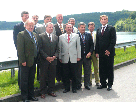 Das Foto zeigt v.l. - Obere Reihe: Hans-Peter Lindlar/Regierungspräsident Köln, Bernd Will/Geschäftsführer Wupperverband, Fritz Schramma/Oberbürgermeister Köln, Rolf Menzel/Landrat Rheinisch-Bergischer Kreis, Manfred Puschmann/Ministerium für Bauen und Verkehr des Landes NRW. Vordere Reihe: Martin Obilvie/Stadt Bonn, Fritjof Kühn/Landrat Rhein-Sieg-Kreis, Werner Stump/Landrat Rhein-Erft-Kreis und Ausschussvorsitzender der Regionale 2010, Hagen Jobi/Landrat Oberbergischer Kreis, Joachim Diehl/Bezirksregierung Köln, Reimar Molitor/Geschäftsführer Regionale 2010-Agentur 
